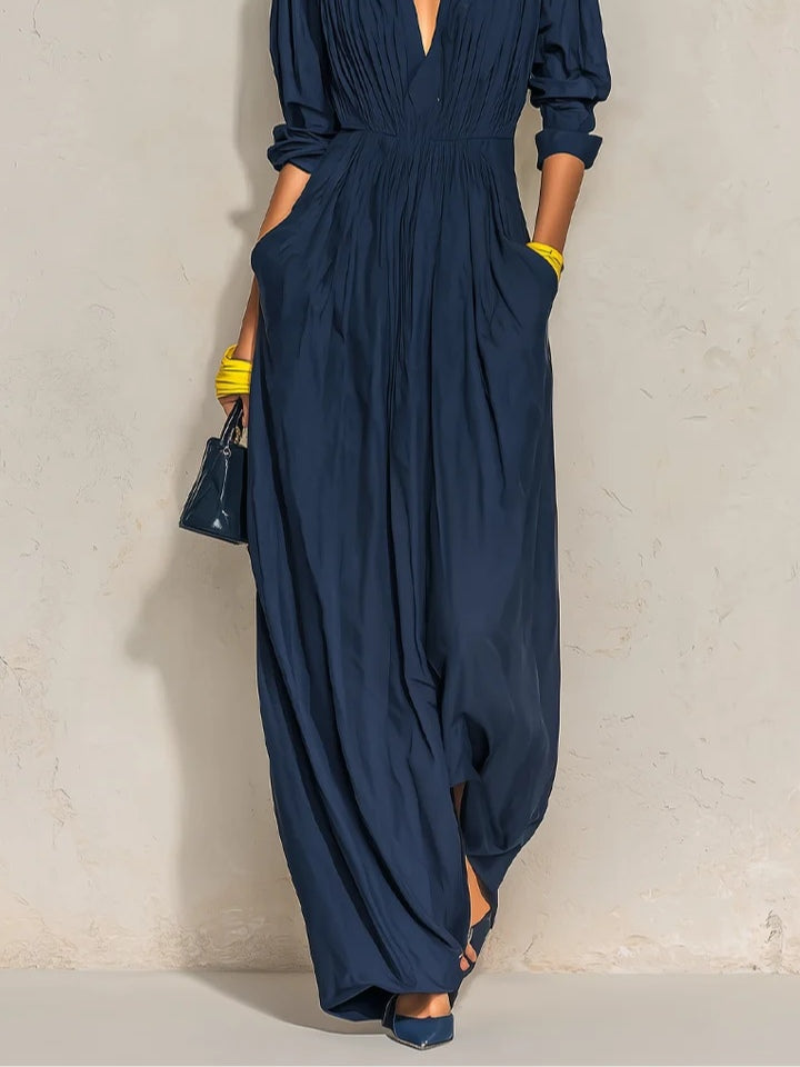 Ofelia | Langes Plisseekleid mit tiefem V-Ausschnitt und hohem Kragen, Marineblau