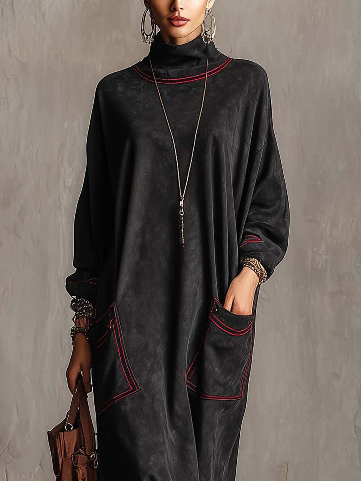 Rossana | Maxi-Kleid aus Wildleder-Optik mit kontrastierenden roten Nähten und aufgesetzten Taschen