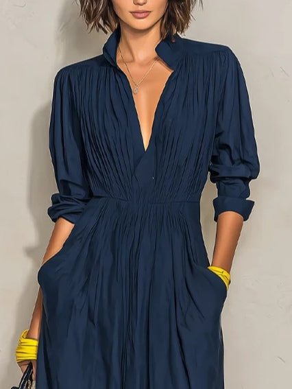 Ofelia | Langes Plisseekleid mit tiefem V-Ausschnitt und hohem Kragen, Marineblau