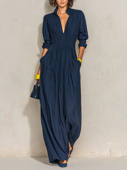 Ofelia | Langes Plisseekleid mit tiefem V-Ausschnitt und hohem Kragen, Marineblau