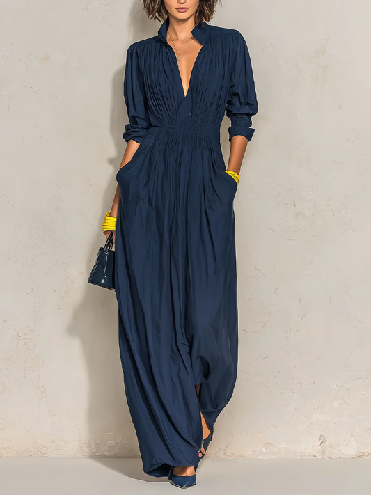 Ofelia | Langes Plisseekleid mit tiefem V-Ausschnitt und hohem Kragen, Marineblau